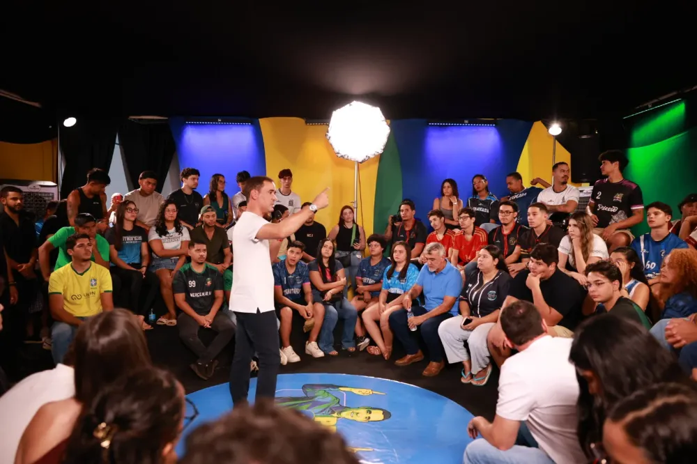 Vicentinho apresenta propostas para a juventude em programa especial com estudantes